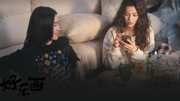 深夜沙发前，铁梅看着刷手机的小叶